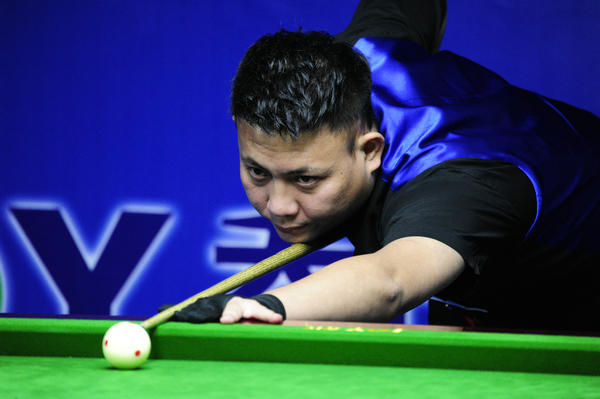 她笑容中透 她笑容中透